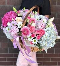Композиция солнечный день в Заволжске Цветочная композиция из Розы, Хризантемы, Пионы и Лизиантусы в корзине в Заволжске
