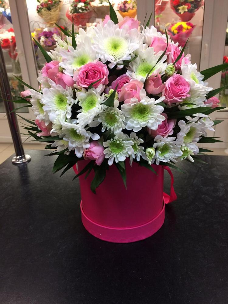 Цветочная композиция из Розы и Хризантемы в шляпной коробке в Заволжске